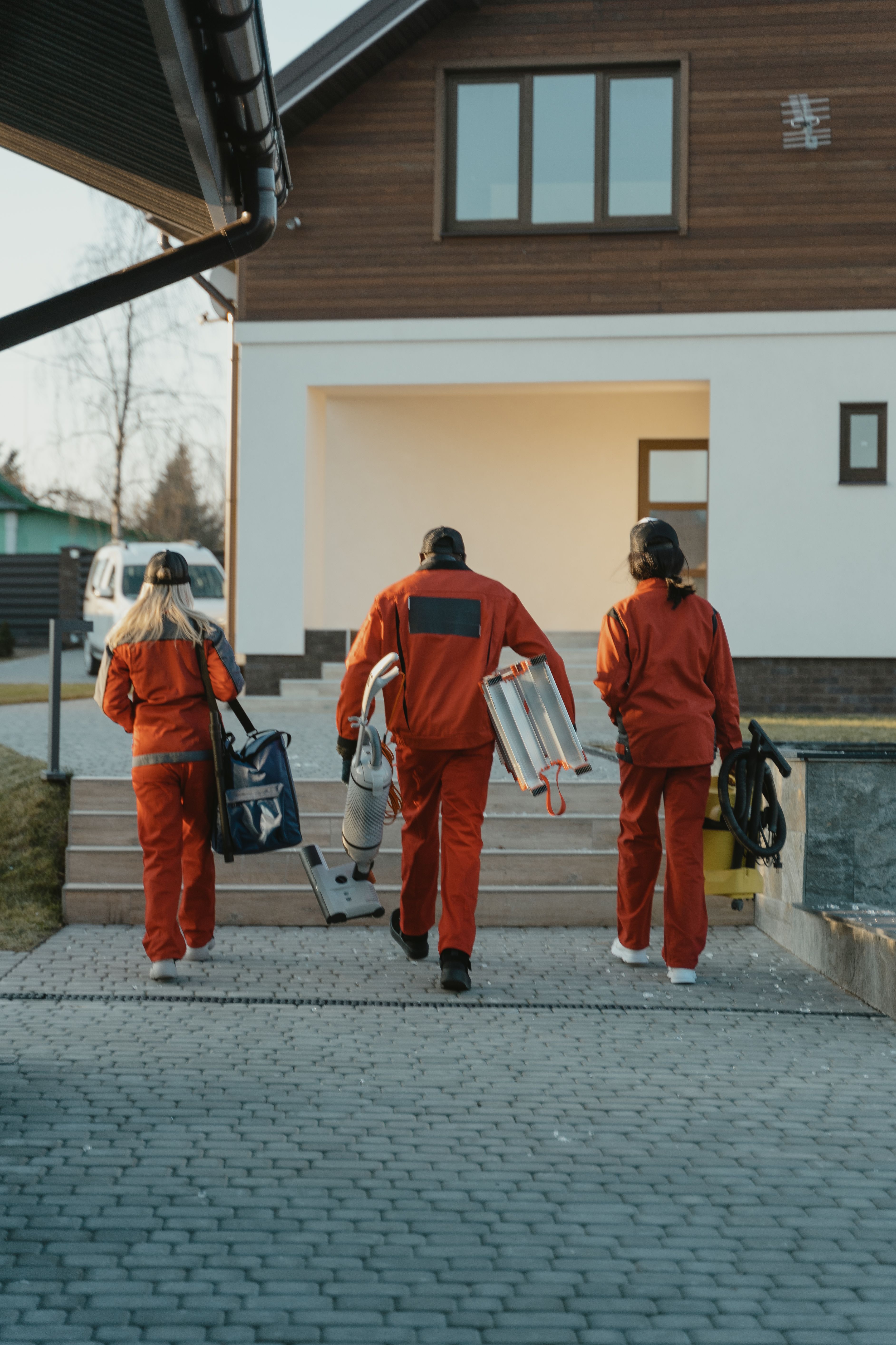 Betonárska čata pri práci na podlahovom poteru v rodinnom dome